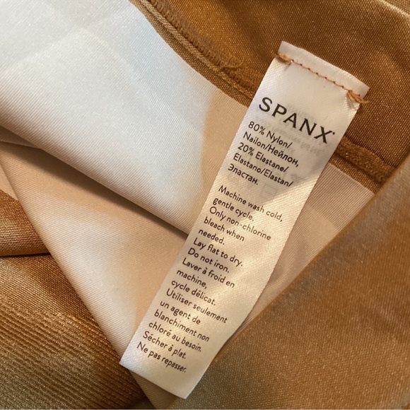 New! Spanx OnCore High-Waist Mid-Thigh Short - Picture 4 of 8